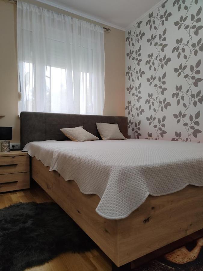 Apartman Espresso Sa Parkingom Sremska Mitrovica Exterior foto