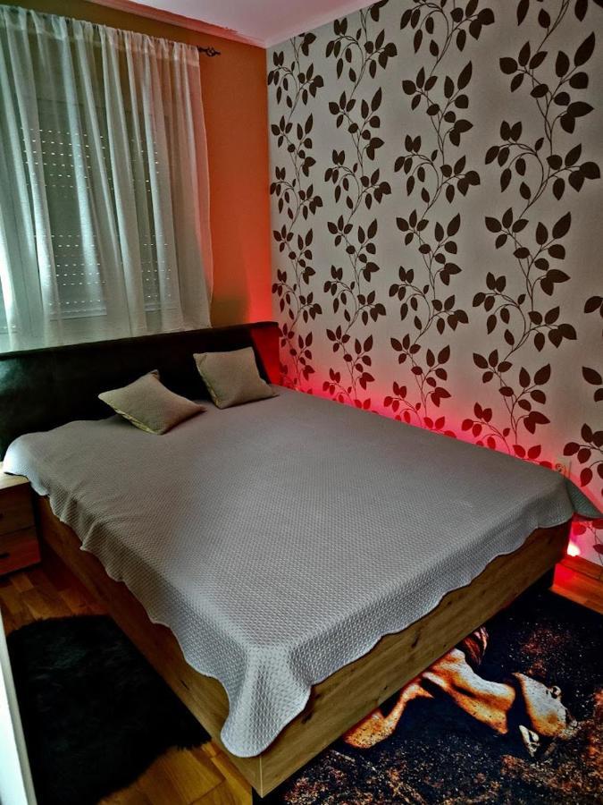 Apartman Espresso Sa Parkingom Sremska Mitrovica Exterior foto